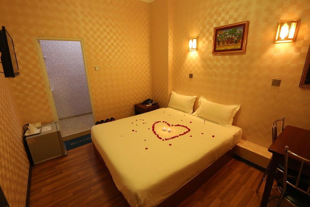 Hotel Family Treasure Yangon Exterior foto