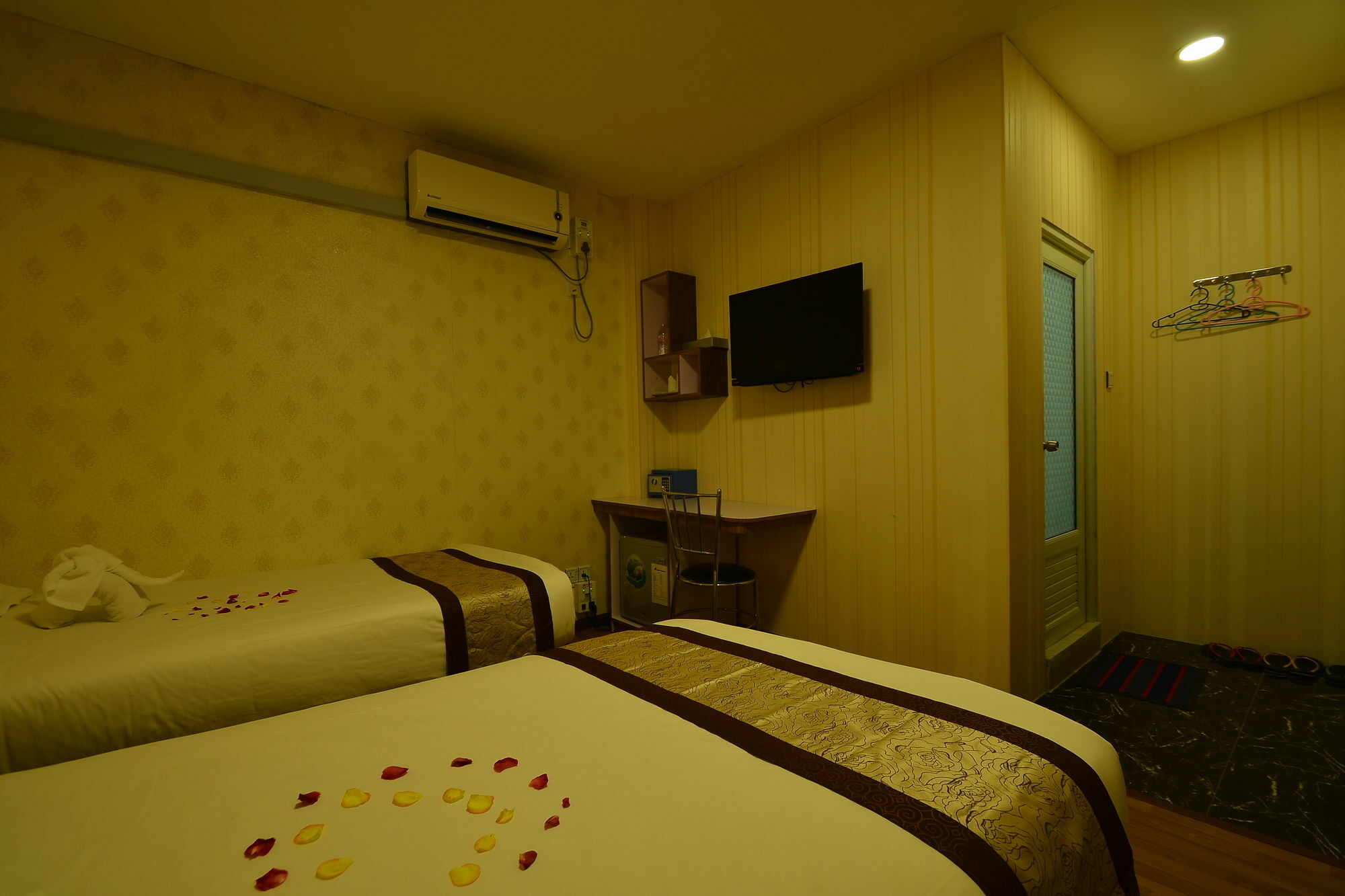 Hotel Family Treasure Yangon Exterior foto